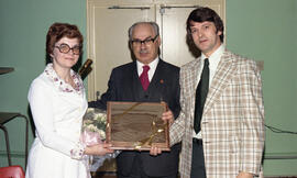 Trois personnes dont Bernard Poirier lors de la cérémonie de départ de M. Winston  Whittom de Leb...