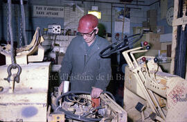 Travailleur à l’intérieur de l’usine Domtar à Lebel-sur-Quévillon