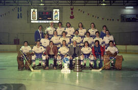 Équipe de Hockey avec la coupe Nordair et un trophée pour la partie entre les Flames et le Domtar