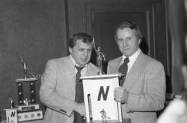 Deux hommes avec un trophée au banquet de clôture de la saison de la ligue Nordair