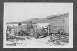 Débarcadère de la Mine Obalski en novembre 1951. Transfert du bois pour la construction de la min...