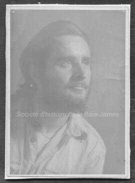 Joseph « Joe Chibougamau » Mann photographié le 21 octobre 1948 au Syl’s Portrait Studio à Val d’Or.