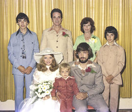 Ginette Dumont et Bernard Germain avec un groupe à leur mariage à Lebel-sur-Quévillon