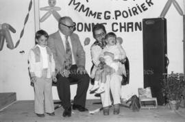 M. et Mme Poirier avec deux enfants lors de leur départ de Lebel-sur-Quévillon