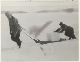 Hommes préparant de la glace sur le lac Gilman pour les glacières