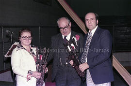 M. et Mme Poirier recevant un présent à l’occasion de son départ de Lebel-sur-Quévillon