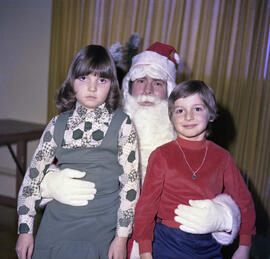 Enfants de Jean-Guy Perron avec le Père-Noël à Lebel-sur-Quévillon