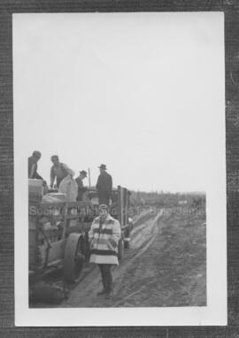 Mme Campbell sur la route de la mine Obalski en 1950.