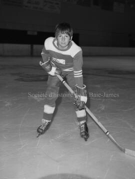 Joueur de hockey posant pour des posters de hockey