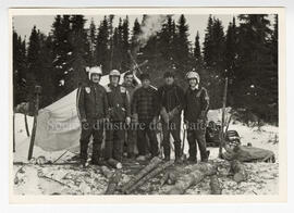 Six hommes [inconnus] devant un abri