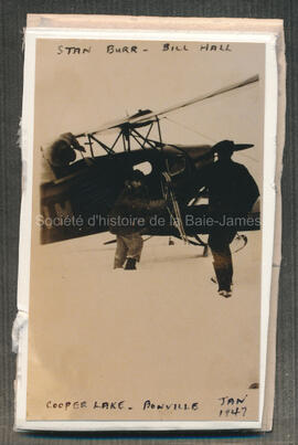 Stan Burr et Bill Hall devant un avion Foxmoth au lac Copper, janvier 1947.