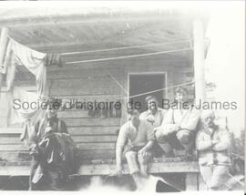 Hommes, femmes et enfants au campement de la Capital Trades.