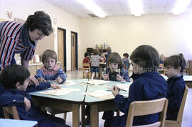 Classe de maternelle faisant du bricolage à Lebel-sur-Quévillon.