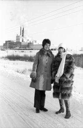 Marie-Josée Longchamps accompagnée d’une femme, à Lebel-sur-Quévillon