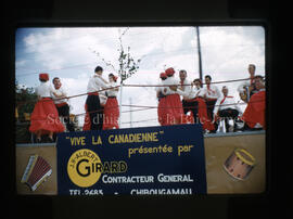 Parade de la St-Jean Baptiste sur la rue principale. Char allégorique Vive la canadienne