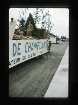 Parade de la St-Jean Baptiste sur la rue du Couvent. Char allégorique Samuel de Champlain