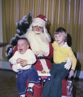 Enfants de Claude David avec le Père-Noël à Lebel-sur-Quévillon