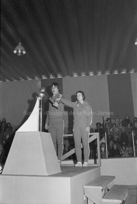 Deux personnes sur une scène aux finales des Jeux du Québec à Chapais