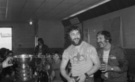 Joueurs de Hockey fêtant leur victoire à la taverne de Lebel-sur-Quévillon