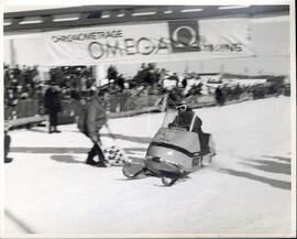 Concurrent du Rallye de motoneige à la ligne d'arrivée sur la 3e rue de Chibougamau