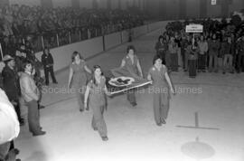 Quatre femmes tenant un drapeau aux finales des Jeux du Québec à Chapais