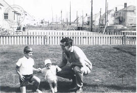 Jim Wilson et ses deux enfants, Steve et Paul dans la cour.