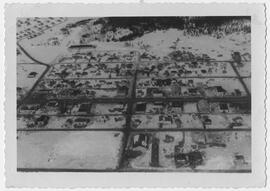 Vue aérienne du centre-ville de Chibougamau à la fin des années 1950.