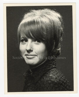 Femme [inconnue, membre du comité organisateur du Rallye ?]