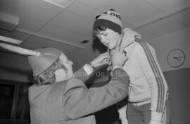 Un jeune recevant une médaille aux finales des Jeux de Québec à Chapais