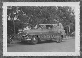 Ernest Oswald Douglas Campbell dans l’auto de Campbell Chibougamau Mines en 1951 à St-Félicien.