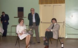 Trois personnes lors de la cérémonie de départ de M. Winston Whittom de Lebel-sur-Quévillon