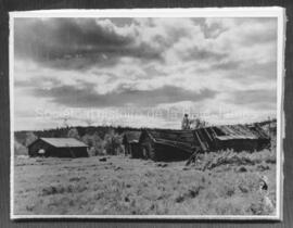 Anciennes cabanes à la Mine Obalski en 1957.