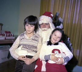 Enfants de Serge Boisvert avec le Père-Noël à Lebel-sur-Quévillon
