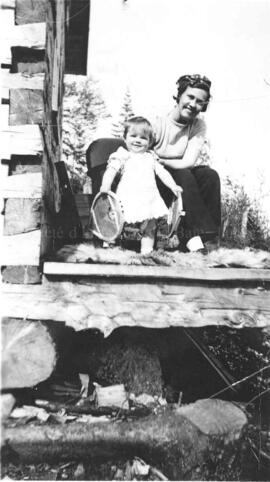 Laurence Lafond à l'âge de 9 mois avec sa tante Yvonne Lafond au village minier de la mine Goldfi...