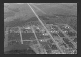 Vue aérienne de la ville de Chibougamau en 1952. La piste d’atterrissage Bidgood prend place dans...
