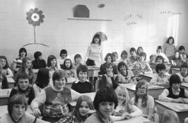 Marie-Josée Longchamps accompagnée d’un groupe d’élèves, à Lebel-sur-Quévillon