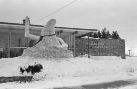 Sculpture de la mascotte en neige devant l’hôtel de ville de Chapais aux finales des Jeux du Québ...