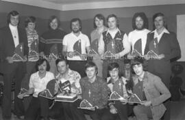 Groupe d’hommes avec des trophées lors de la ligue des Millionnaires