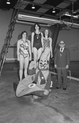 Podium de nageuses avec la mascotte aux finales des Jeux du Québec à Chapais