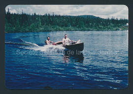 Joe Chibougamau en bateau sur le lac aux Dorés.