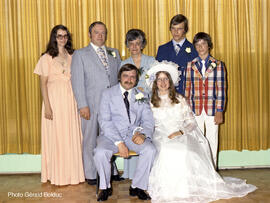 Joëlle Lacasse et Michel Gibeault entourés d’un groupe de personnes à Lebel-sur-Quévillon