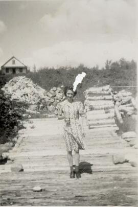 Claire Jourdain sur le quai devant le poste de la Compagnie de la Baie d'Hudson de Chibougamau