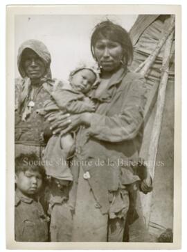 Deux femmes et deux enfants Cris