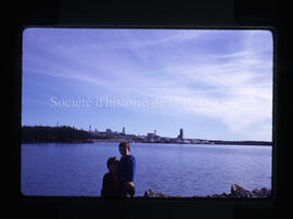 Enfants au lac Doré avec mine Campbell derrière à l’automne