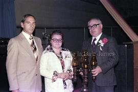 M. et Mme Poirier recevant un présent à l’occasion de leur départ de Lebel-sur-Quévillon