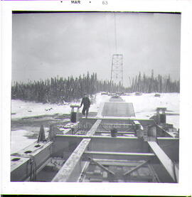 P203,S1,D1,P4 - Des hommes travaillant à la construction d’un pont de la ligne du chemin de fer F...