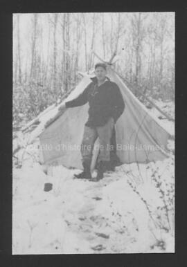 Wally McQuade devant une tente au Rainbow Lodge.