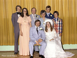 Joëlle Lacasse et Michel Gibeault entourés d’un groupe de personnes à Lebel-sur-Quévillon