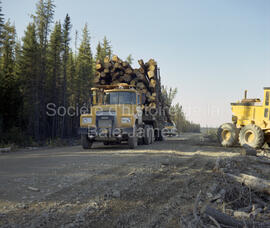 Machinerie de Domtar en forêt à Lebel-sur-Quévillon