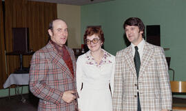 Trois personnes lors de la cérémonie de départ de M. Winston Whittom de Lebel-sur-Quévillon